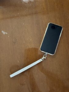 以前使っていた短いストラップ付きのスマホ