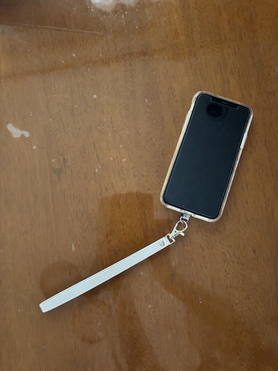 以前使っていた短いストラップ付きのスマホ