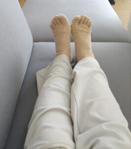 ベージュの靴下を履いた足元
