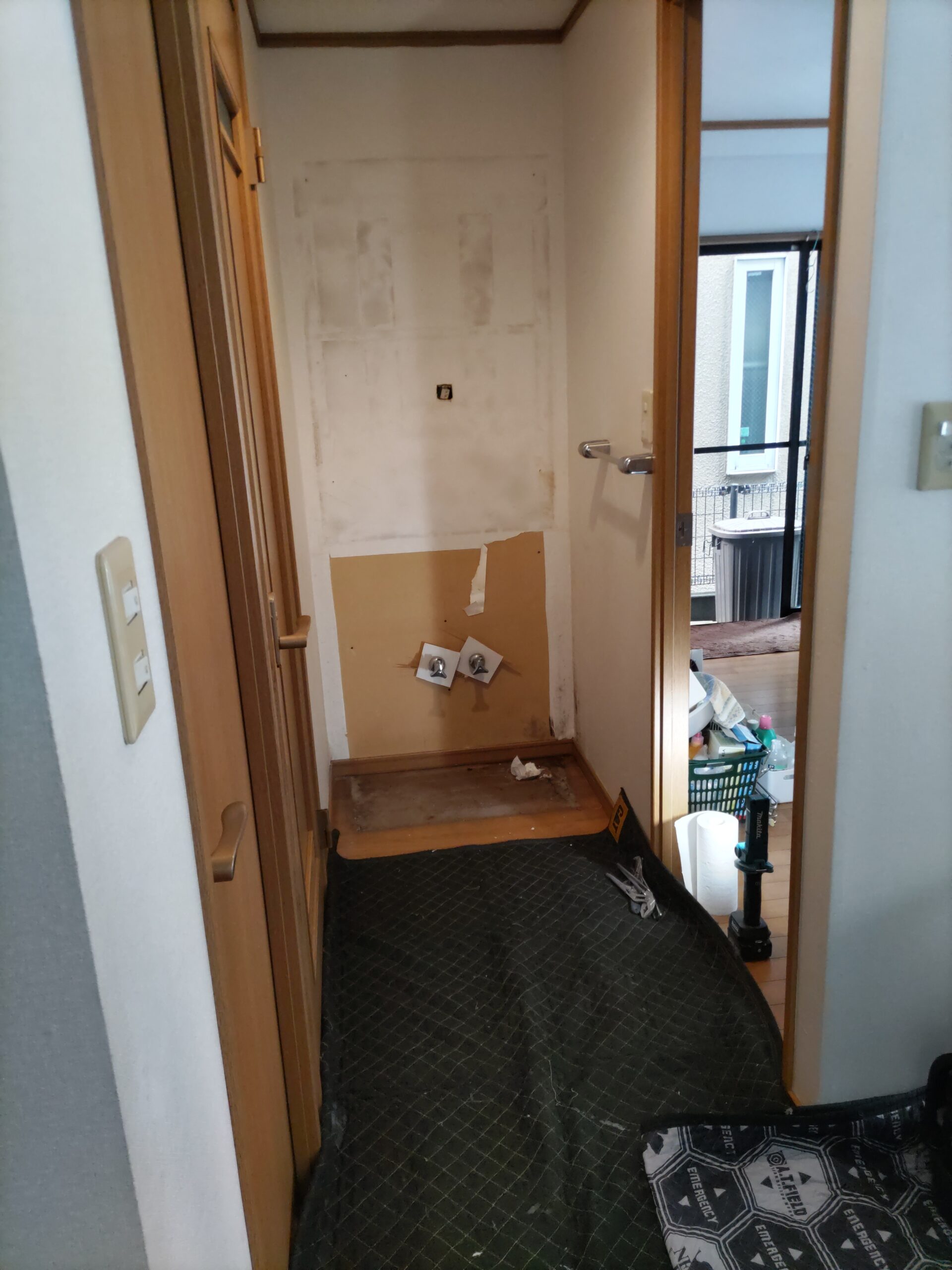 洗面台を外した後の壁
