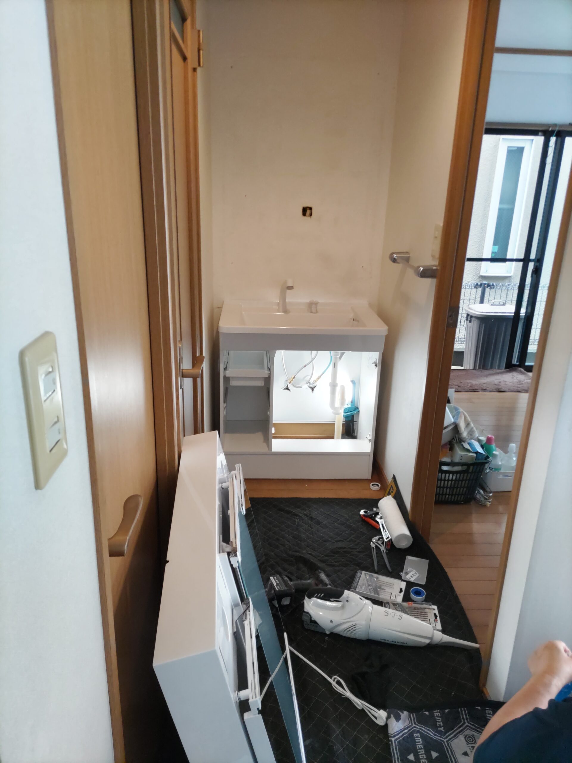 設置中の新しい洗面台
