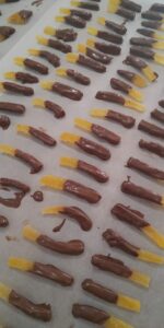 チョコレートをつけた夏みかんのオランジェット