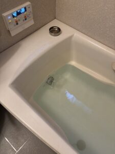普段お手入れしている浴槽にお湯を張った様子