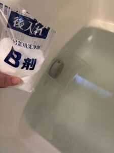 B剤を追加しているところ。お湯が少し濁ってきている
