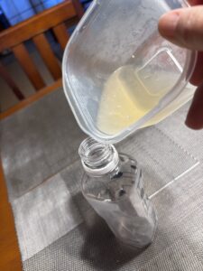 ピクルス液をペットボトルに注ぐところ