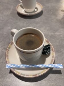 お店のブラックコーヒーと手つかずのスティックシュガー