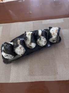 海苔を巻いた手作りおにぎり5個