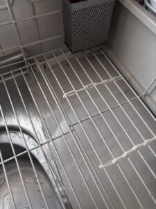 結束バンドを網目に通して隙間を狭くした様子