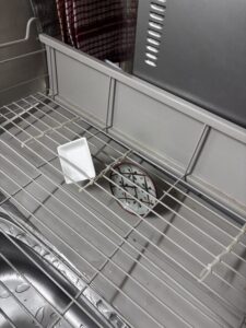 網目の隙間にはまってしまった小皿