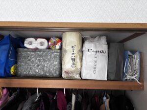 「ビニール（特大）」「ビニール（大）」とラベルを書いて棚に収納したストック