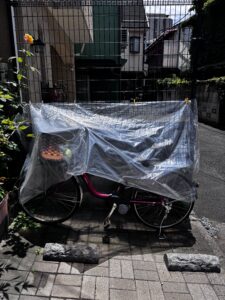 介護マットのビニール袋をかぶせた自転車