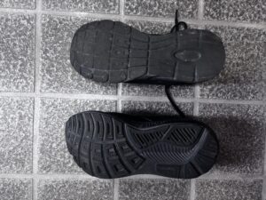 ブルックスと安いスニーカーの靴底の比較
