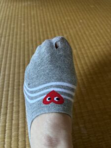 スニーカーソックスの親指に空いた穴