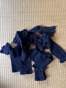 洗濯後の黒い5本指ソックスの山