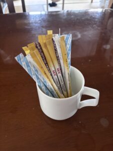 マグカップに立てたスティックシュガーの束