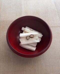 お椀に盛った長いものピクルス