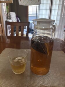 水出しのお茶のポットと氷を入れたコップ