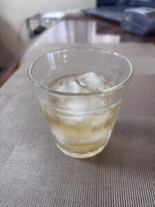氷を入れたコップに注いだ冷たいお茶
