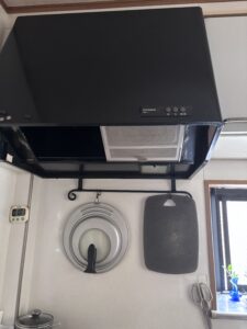 昔ながらの黒いフード全体