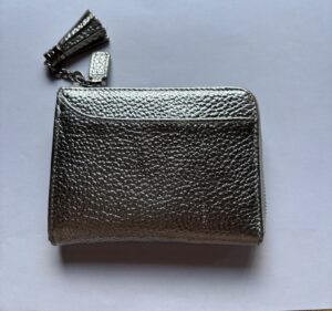 2個目に選んだシルバーのコンパクト財布