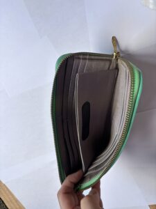 緑の長財布の中身
