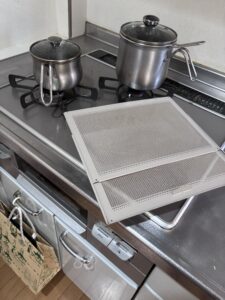 外したフィルターがコンロの上に置かれている様子