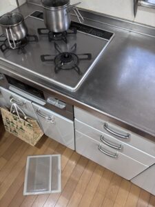 外したフィルターが床に置かれている様子