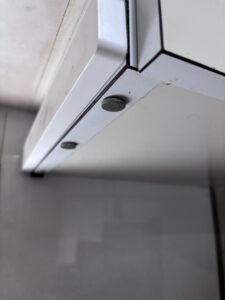 壁に取り付けられた白い磁石バー
