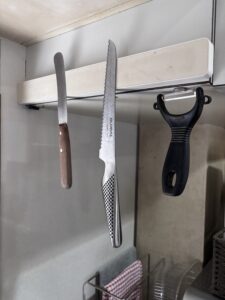 包丁とピーラーが並んでぶら下がっている様子