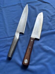 グローバルの包丁(左)と姑が使っていた関孫六(右)