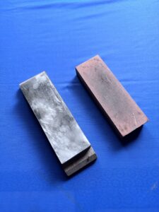 変形した砥石(左)と、新しく買った砥石(右)