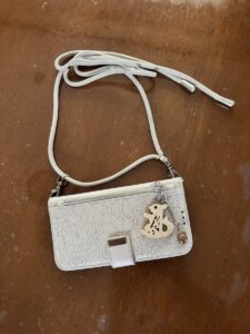 新しいショルダーストラップを付け直したスマホポーチ
