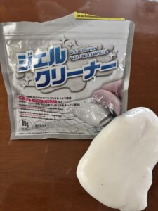 袋から出したジェルクリーナー。とろりとした白いジェル
