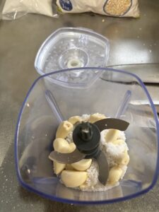 フードプロセッサーに材料を入れたところ