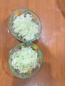 ピーラーで千切りにしたキャベツ