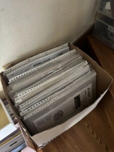 ビニール袋に入れて縦に並べた取扱説明書