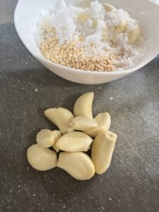 塩と米麹、皮をむいたにんにく