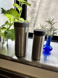 30年使っている350mlのタンブラーと、新しく買った200mlの水筒