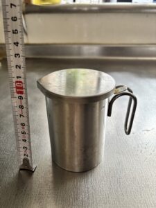 メジャーと並べたオイルポット。手のひらサイズの小ささ