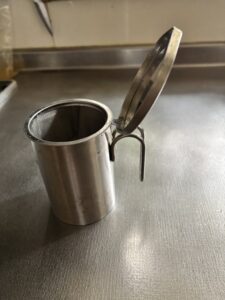 蓋を開けると、中に深さのあるこし網が入っている