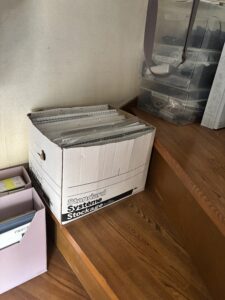 階段の上がり口に置いてある説明書の箱