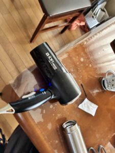 ドライヤーで温めながらノリを剥がす作業