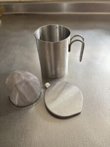 こし網と蓋を外したところ。全部バラバラにして洗える