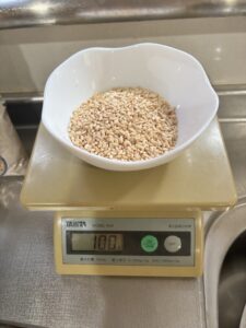 だいぶ前に買った米麹。色が濃くなっている