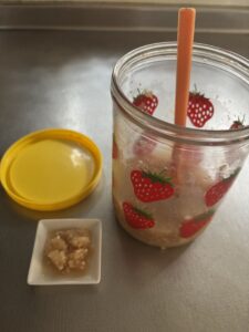 瓶に入れた玉ねぎ塩麹と、愛用のオレンジ色のシリコンスプーン