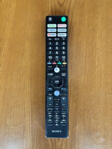 カバーのない夫の部屋のテレビリモコン