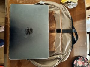 MacBookがポケットにすっぽり収まった