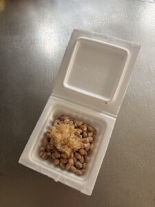 納豆にのせた玉ねぎ塩麹