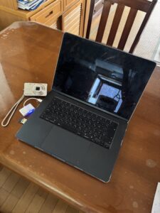 デジカメとカードリーダーをMacBookにつないだところ