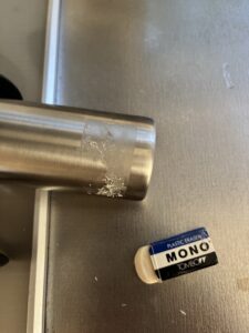 引き出しの奥から出てきた消しゴムと格闘中